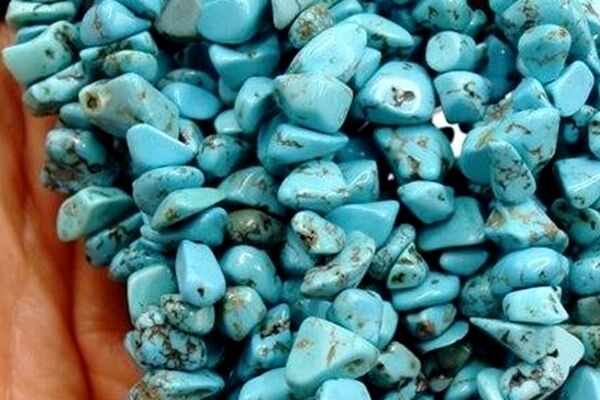 استخراج فیروزه از نخاله معدنی به دست زنان زندانی