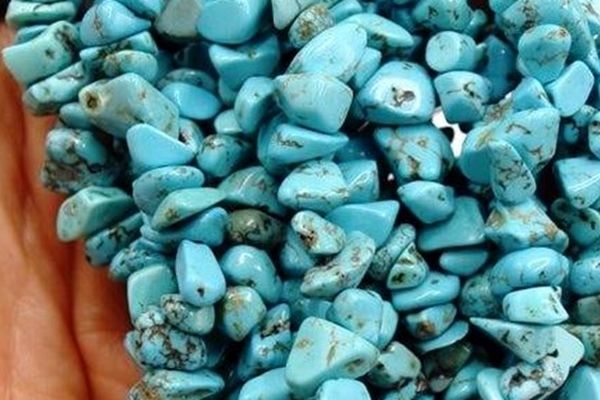 استخراج فیروزه از نخاله معدنی به دست زنان زندانی