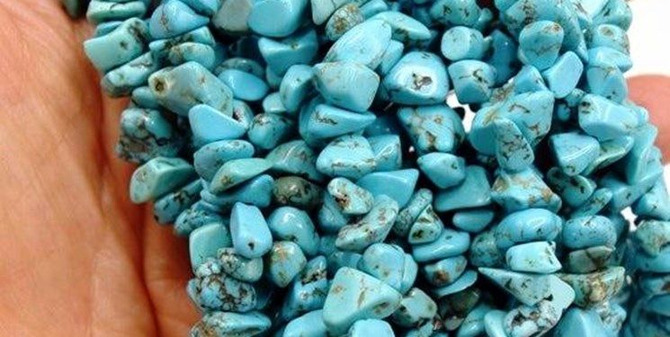 استخراج فیروزه از نخاله معدنی به دست زنان زندانی