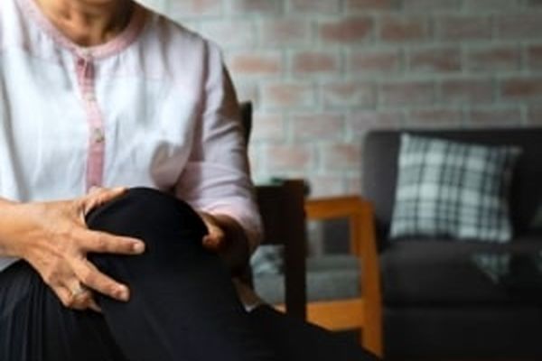 خشکی صبحگاهی زانو را با این روش درمان کنید