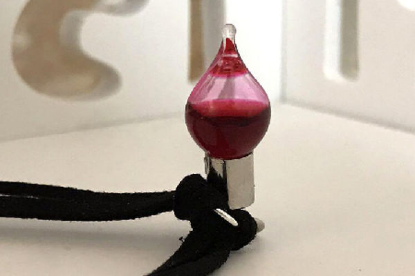 نوجوانان عاشق خون یکدیگر را در شیشه می‌کنند!