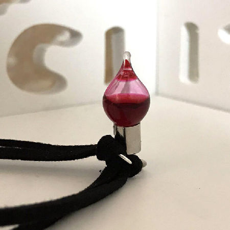 نوجوانان عاشق خون یکدیگر را در شیشه می‌کنند!