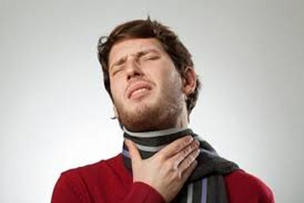 طرز ساخت اسپری خانگی با بهترین مواد گیاهی برای درمان گلو درد