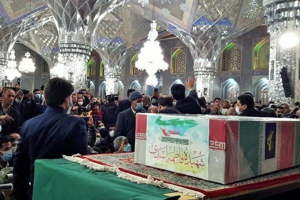 طواف پیکر بانوی شهید تازه تفحص شده در حرم مطهر امام رضا(ع)