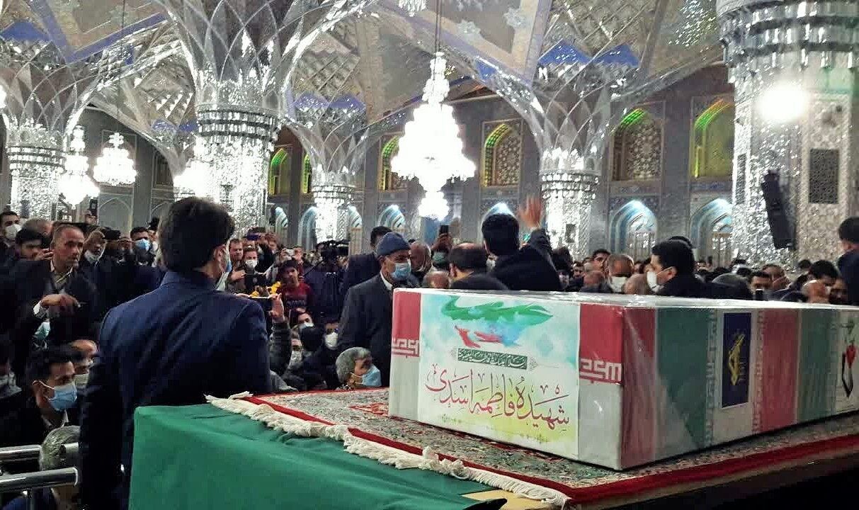 طواف پیکر بانوی شهید تازه تفحص شده در حرم مطهر امام رضا(ع)