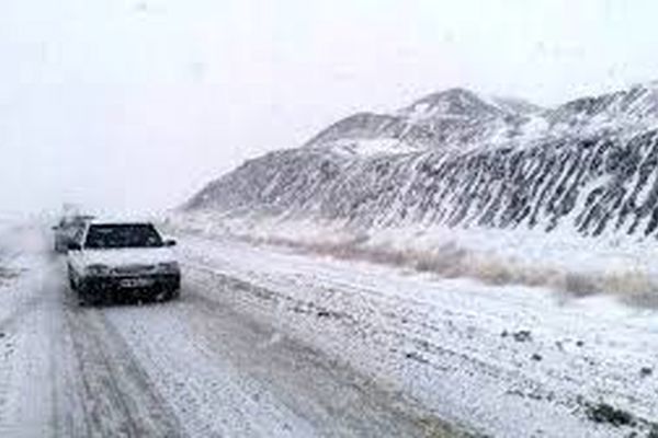 جاده‌های خراسان رضوی در پی بارش برف و باران لغزنده است