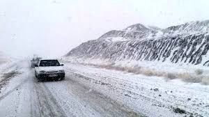 جاده‌های خراسان رضوی در پی بارش برف و باران لغزنده است