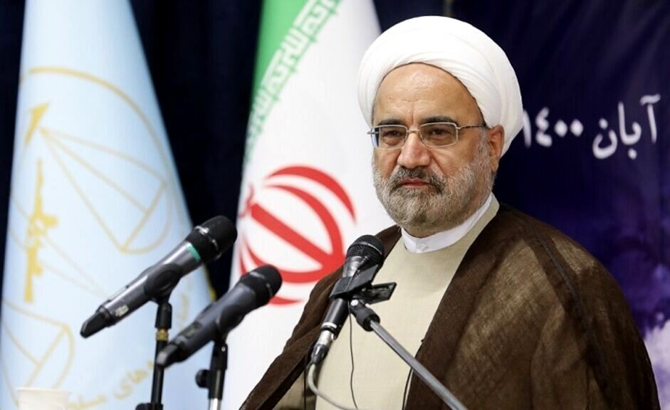 خجالت از نگاه به چهره کارمندی که ماهانه حدود ٢.۵ میلیون تومان دریافتی دارد