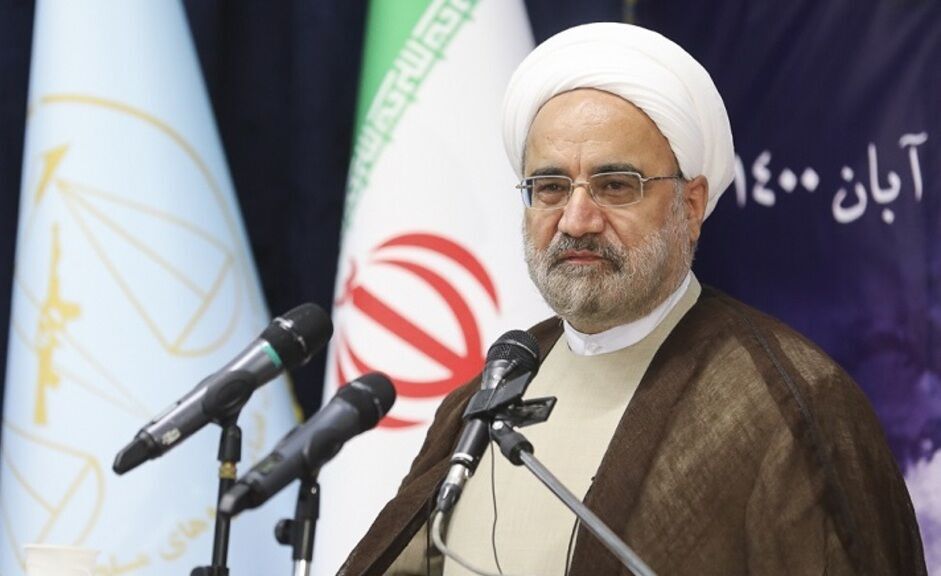 خجالت از نگاه به چهره کارمندی که ماهانه حدود ٢.۵ میلیون تومان دریافتی دارد