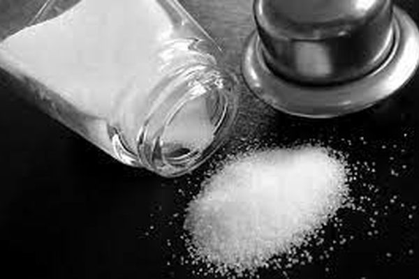 پف دست و پا با مصرف نمک/خطرات استفاده بیش از حد نمک را جدی بگیرید