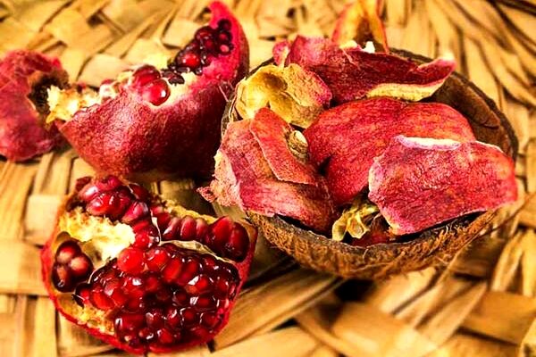 پوست انار را دور نیاندازید/از رفع گلودرد تا مبارزه با بیماری‌های قلبی