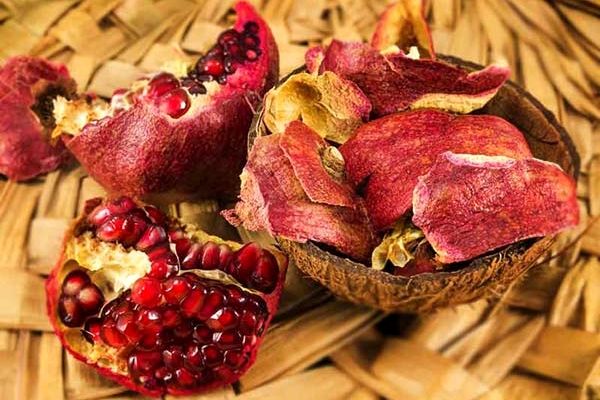 پوست انار را دور نیاندازید/از رفع گلودرد تا مبارزه با بیماری‌های قلبی