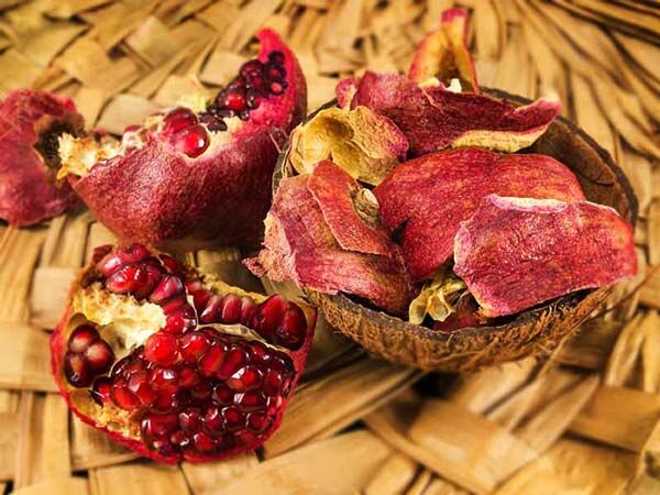 پوست انار را دور نیاندازید/از رفع گلودرد تا مبارزه با بیماری‌های قلبی