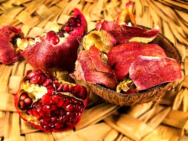 پوست انار را دور نیاندازید/از رفع گلودرد تا مبارزه با بیماری‌های قلبی