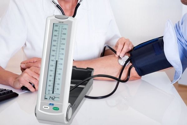 انواع دستگاه اندازه‌گیری فشار خون و نحوه استفاده از آن‌ها 