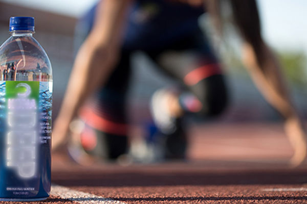 با کمک بطری پلاستیکی چند تمرین ورزشی ساده برای خوش اندامی انجام دهید