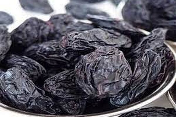 با کشمش سیاه از سفید شدن و ریزش مو جلوگیری کنید