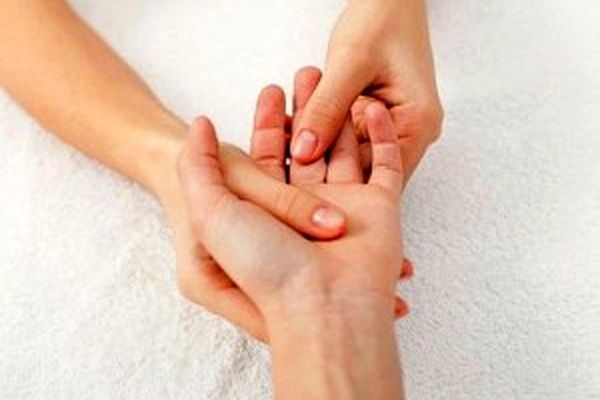 با فشار دادن دست، دردهای خود را درمان کنید