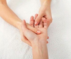 با فشار دادن دست، دردهای خود را درمان کنید