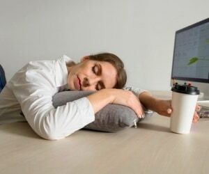 ۱۱ پیشنهاد برای رفع خواب آلودگی در محیط کار