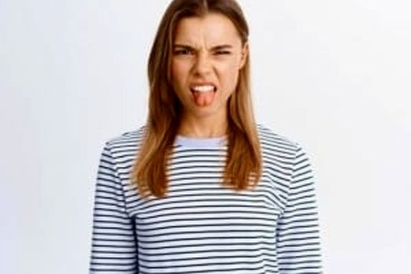 اگه غذا توی دهان‌تون بدمزه است حتما به پزشک مراجعه کنید