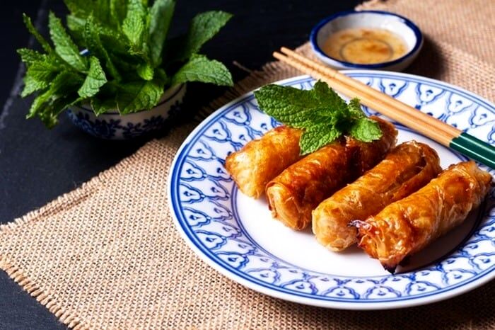 با مرغ یک شام متفاوت و خاص درست کنید/طرز تهیه اسپرینگ رول مرغ