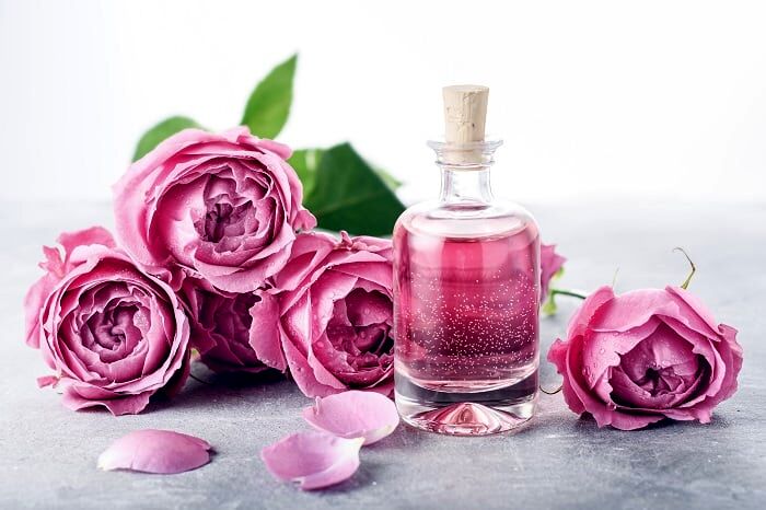 خاص‌ترین خاصیت گلاب را بدانید/راهکارهای طب سنتی برای رفع ریزش مو و پوستی صاف
