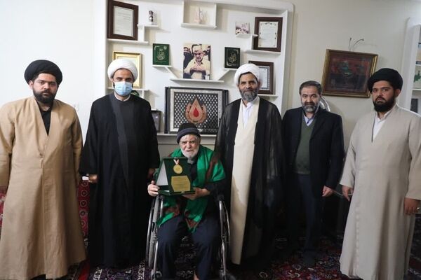 نشان عالی وقف به استاد حاج سیدرضا مویّد اعطا شد