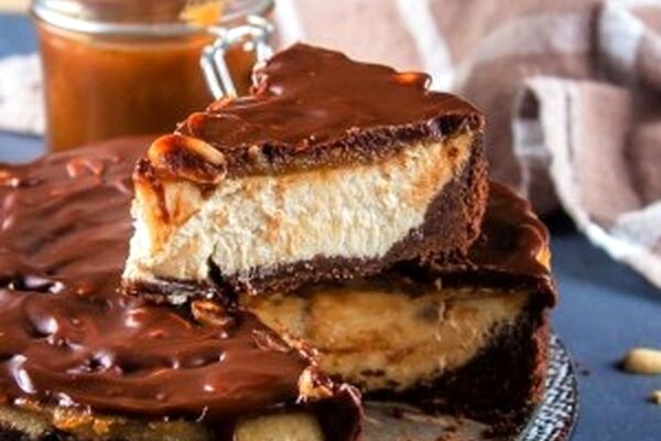 طرز تهیه چیز کیک اسنیکرز؛ یک خوشمزه و جدید