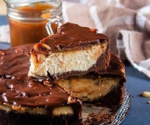 طرز تهیه چیز کیک اسنیکرز؛ یک خوشمزه و جدید