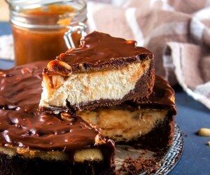 طرز تهیه چیز کیک اسنیکرز؛ یک خوشمزه و جدید