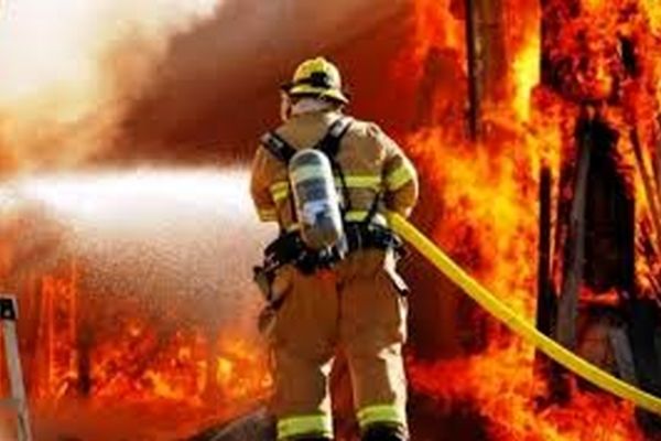 آتش‌سوزی در سردخانه ثامن‌الائمه شهرک صنعتی طرق مهار شد