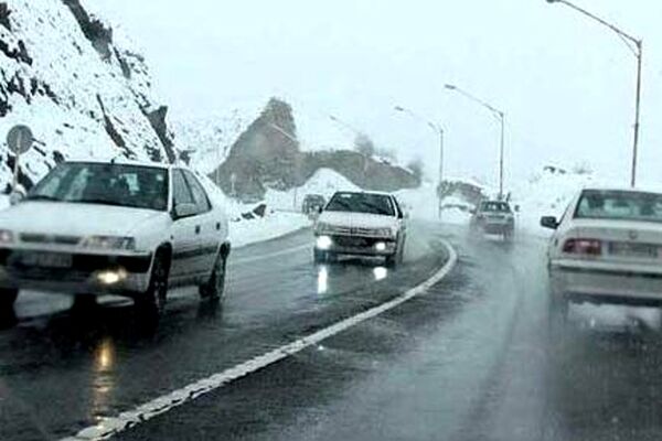 برف و باران جاده‌های خراسان رضوی را لغزنده کرد
