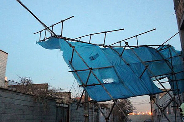 سقوط اسکلت ساختمان منجر به قطع برق در مناطقی از مشهد شد