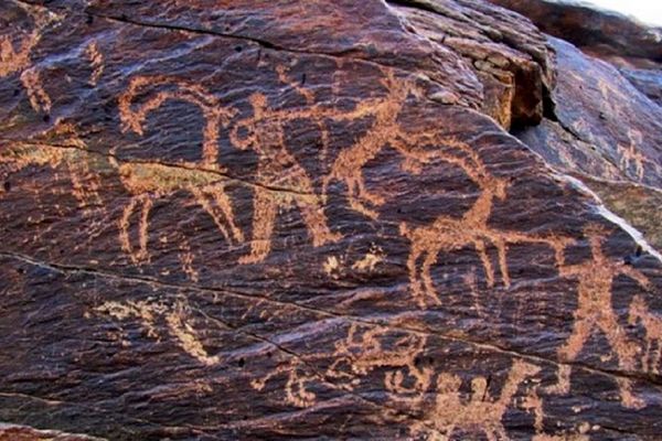 بازدید وزیر میراث فرهنگی از سنگ‌نگاره‌های ۴ هزار ساله دیزدر شاندیز