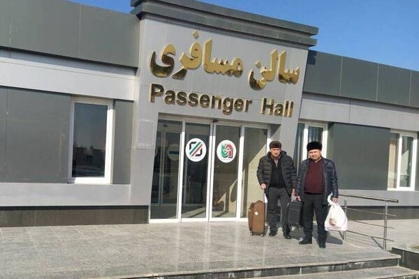تجارت چمدانی مسافران ترکمنستانی در مرز لطف آباد خراسان رضوی رونق گرفت