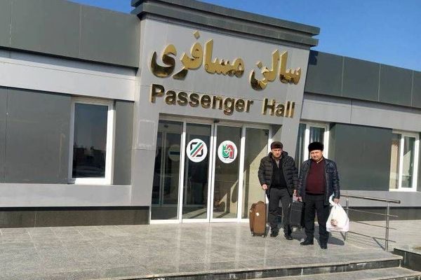 تجارت چمدانی مسافران ترکمنستانی در مرز لطف آباد خراسان رضوی رونق گرفت