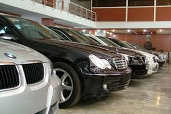 کاهش 15 درصدی قیمت خودروهای خارجی/بازار معاملات راکد است 
