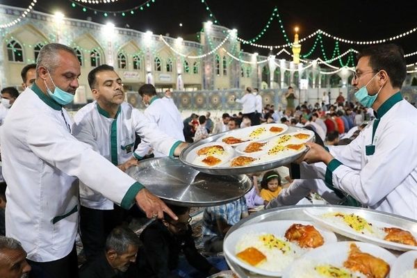 پذیرایی از زائران حرم مطهر رضوی در دهه ولایت