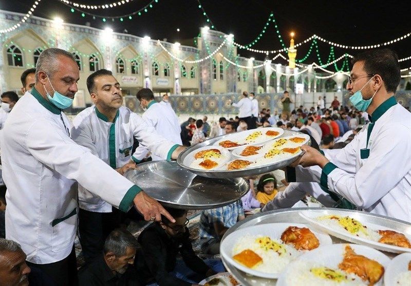پذیرایی از زائران حرم مطهر رضوی در دهه ولایت
