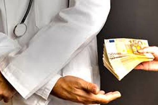 ۲۷ پرونده اخذ زیرمیزی پزشکان در خراسان رضوی رسیدگی شد