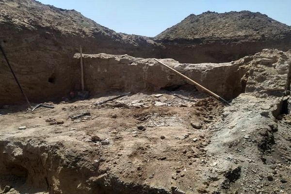 کشف سازه‌ای تاریخی حین خاکبرداری برای ایجاد استخر در زاوه