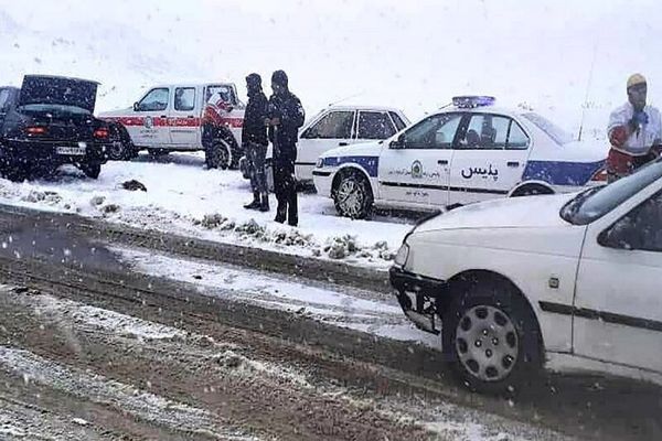 برخورد ۲ کامیون با یک خودرو سواری در نیشابور جان پنج سرنشین آن را گرفت