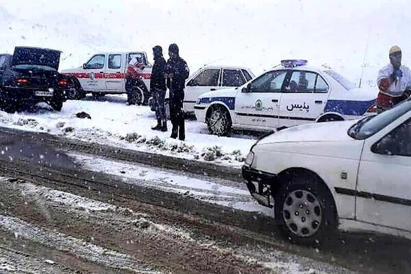 برخورد ۲ کامیون با یک خودرو سواری در نیشابور جان پنج سرنشین آن را گرفت