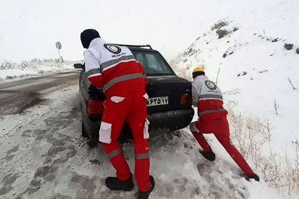 نجات هشت نفر گرفتار در برف و کولاک در تایباد / افت فشار گاز در کمین است