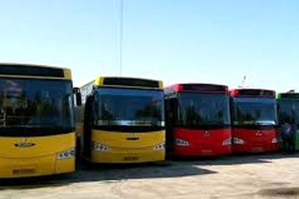 اتوبوس‌ها در مشهد مسافران را خارج از ایستگاه هم سوار و پیاده می‌کنند