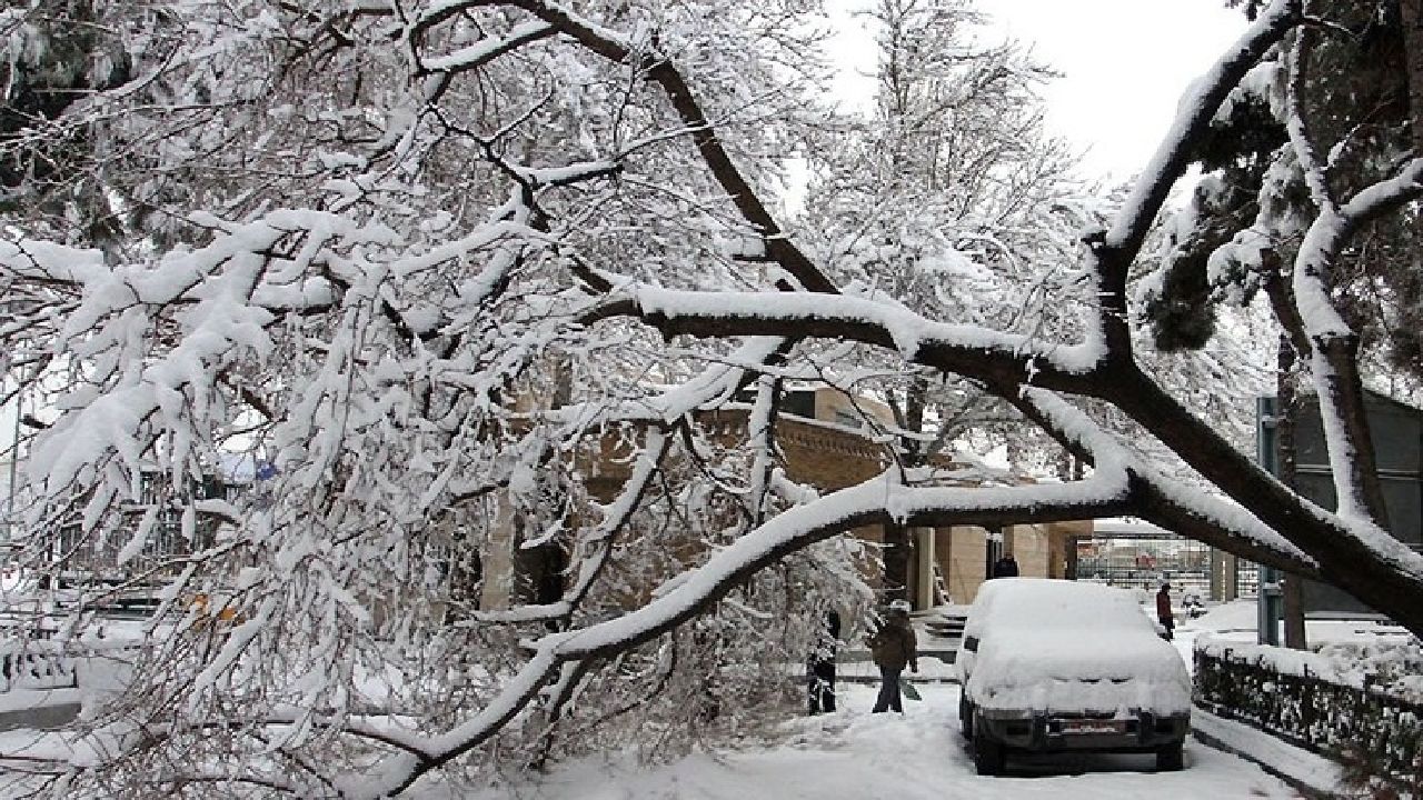 برف و باران در جاده‌های خراسان رضوی شدت گرفت