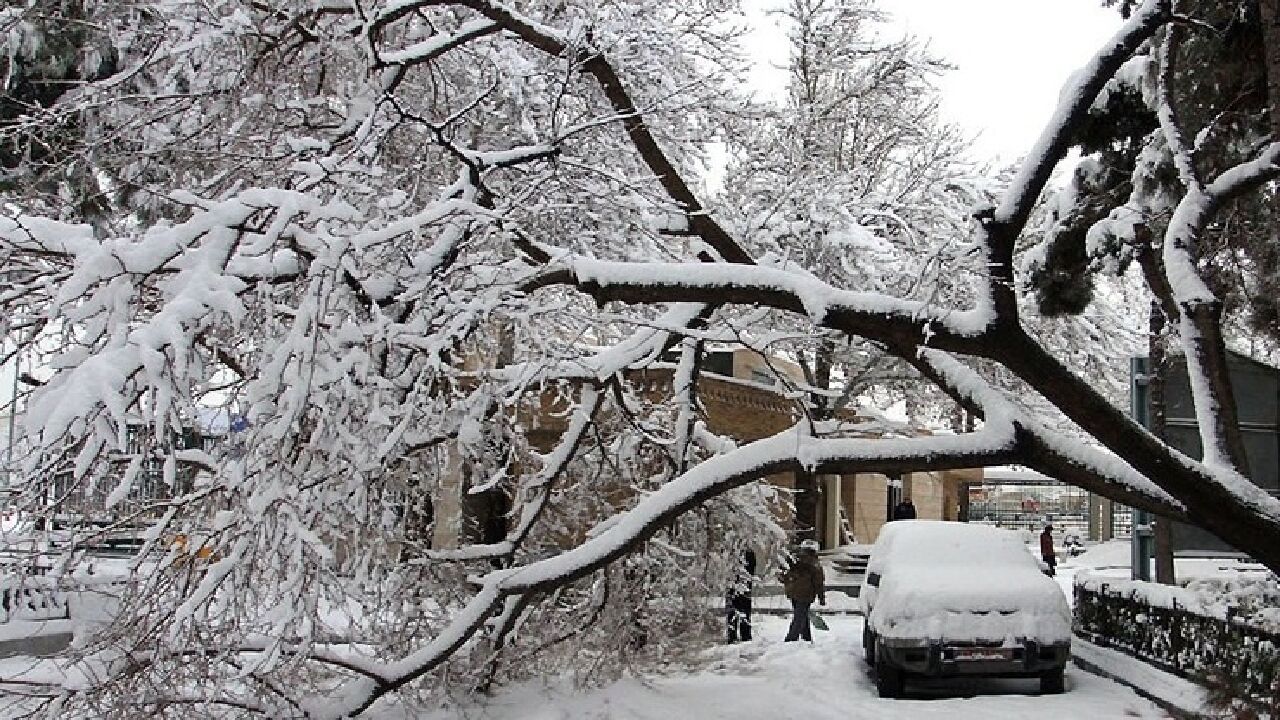 برف و باران در جاده‌های خراسان رضوی شدت گرفت