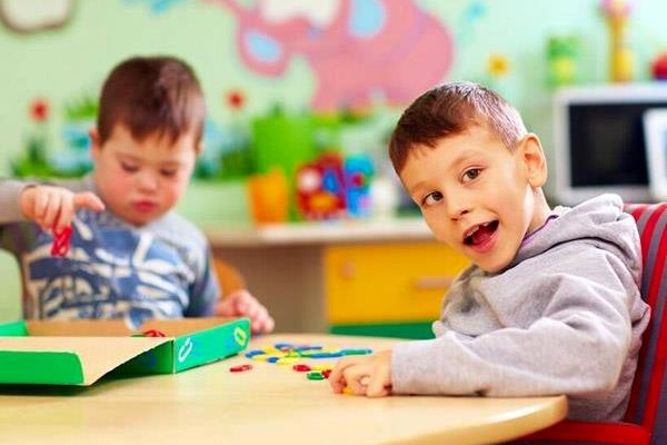 تحصیل ۴۲۵ دانش آموز طیف اتیسم در ۱۰ فضای مستقل در خراسان رضوی