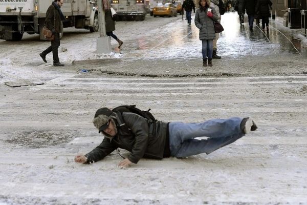انجام بیش از ۱۰۰ مأموریت مرتبط با زمین‌خوردن شهروندان توسط اورژانس مشهد